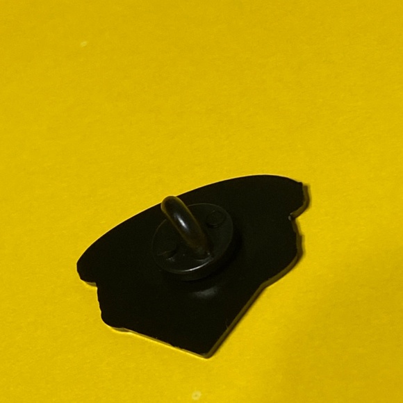 Taylor Swift ‘Paper Rings’ Brooch/Pin - Picture 3 of 5